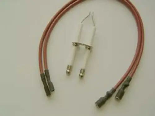 Set von Elektroden und Kabeln für Remeha. Die Komponente umfasst zwei weiße Elektroden mit Anschlusskabeln in Rot und Schwarz, geeignet für elektrothermische Anwendungen.